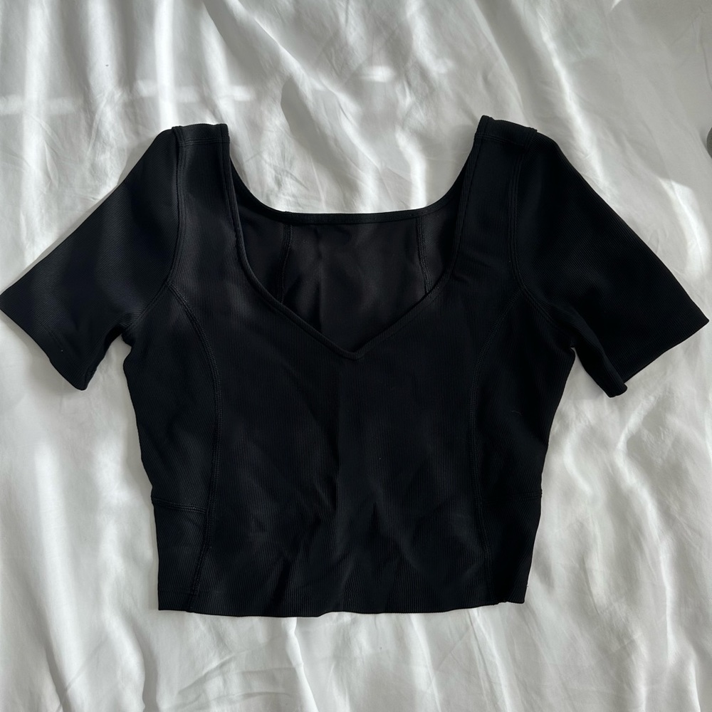 LULULEMON: Black ribbed crop tee
